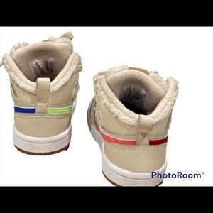 Jordan 1 Mid Utility
Pearl White/Dark Driftwood/Pink Salt/Racer Blue
